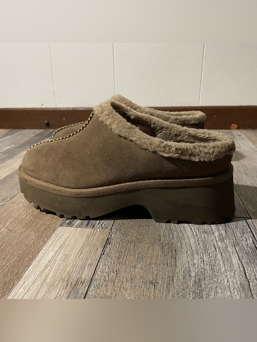 UGG New Heights Slip On Clogs Womens 8 Brown Suede Platform Shearling Slippers